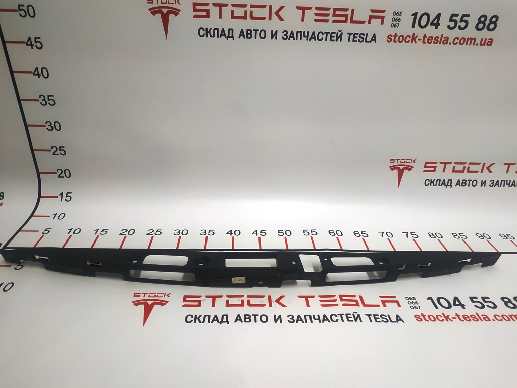 11 1011685-01-C Staffa per illuminazione targa e finiture cromate per il cofano del bagagliaio per auto Tesla. Una parte speciale che fornisce un fissaggio sicuro di alcuni componenti del corpo. Utilizzando la staffa per il rivestimento cromato sul cofano